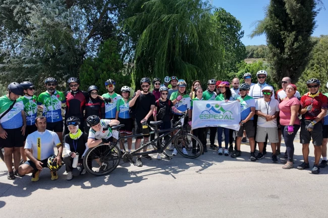 Tandem bisikletlerle Kocaeli'de umuda pedal çevirdi