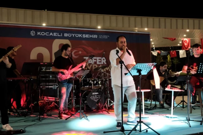 Zafer meşalesi Milli İrade Meydanı'nda yakıldı
