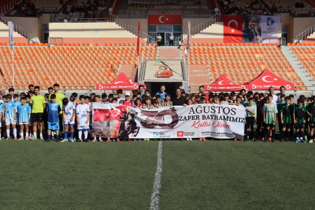 İzmit'te 30 Ağustos'a özel futbol coşkusu