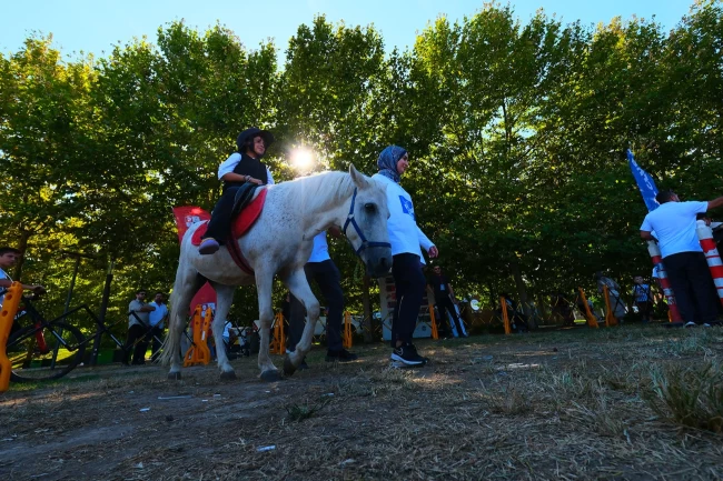 Sakarya'da Pony atlarla şenlik