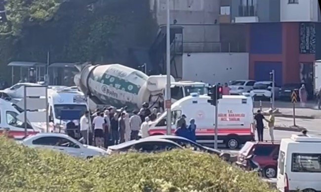 Motosiklet, beton mikserinin altında kaldı