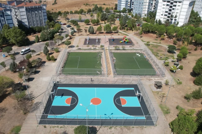 Çayırova'daki Gençlik Parkı'nın sahalarına yenileme