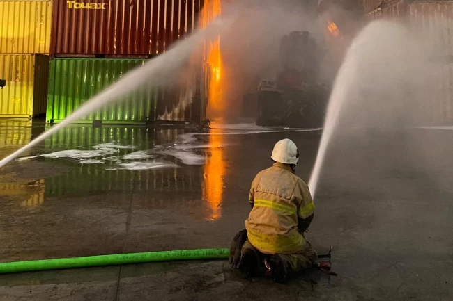 İzmir İtfaiyesi, Aliağa'da büyük felaketin önüne geçti