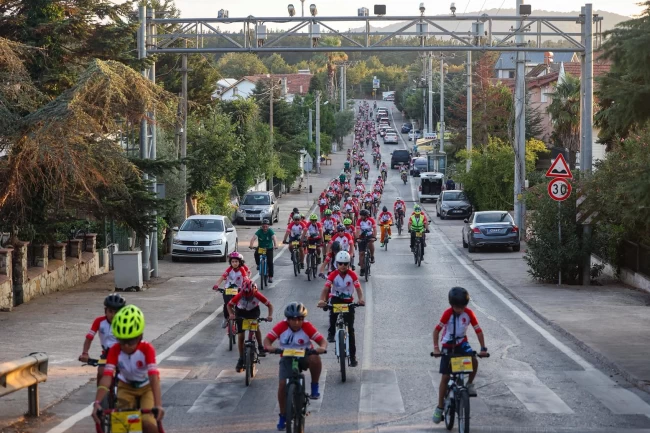 Bisiklet tutkunları Kocaeli'de pedal çevirdi
