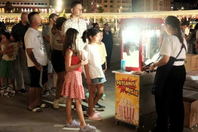 Milli İrade'de açık havada sinema keyfi devam ediyor