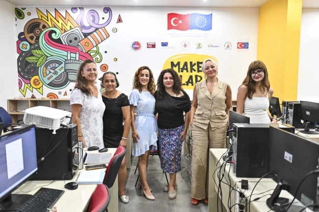 Antalya Muratpaşa'dan kadınlara dijital çağ eğitimi