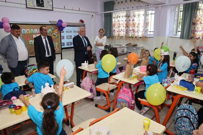 Başkan Şadi Özdemir'den "Okula hoş geldin" hediyesi