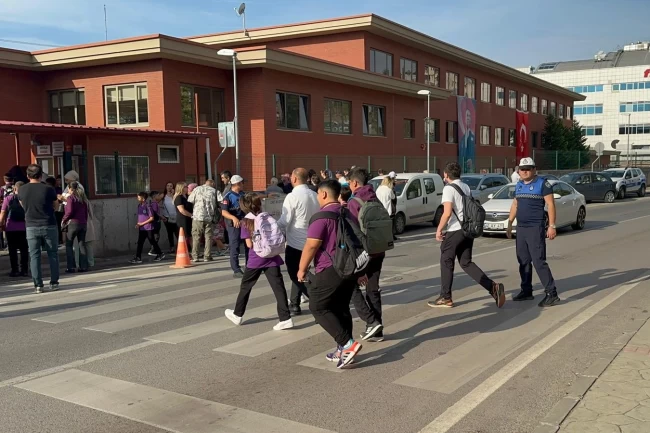Kocaeli zabıtası öğrencilere kol kanat gerdi