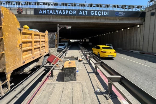 Antalya'da yağmur sezonu öncesi altyapı temizliği hız kazandı
