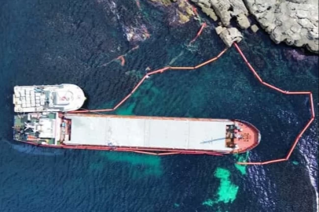 Karadeniz'de nefes kesen operasyon... Karaya oturan gemideki yakıt güvenle tahliye edildi!