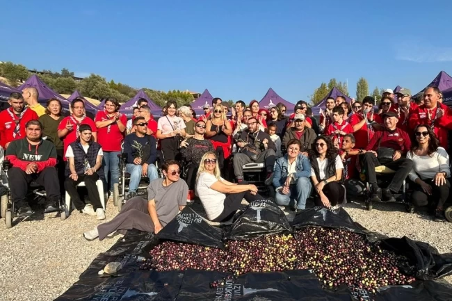 Engelli yurttaşlar zeytin hasadında buluştu