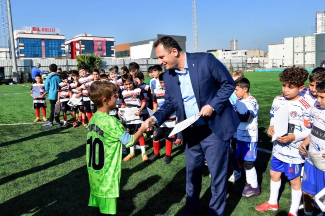 İzmir Bornova'da minikler Atatürk'ü turnuva ile andı