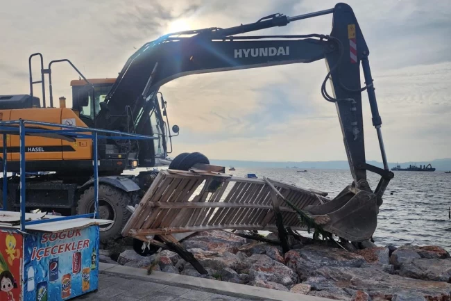 İzmir Karşıyaka'daki kaçak iskeleler yıkılıyor