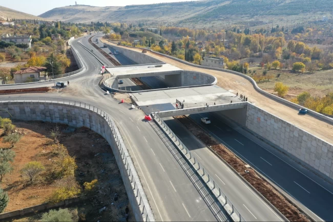 Gaziantep'te köprülü kavşak yatırımları devam ediyor