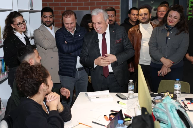 Bursa'da Başkan Şadi Özdemir'den üniversitelilere vize morali