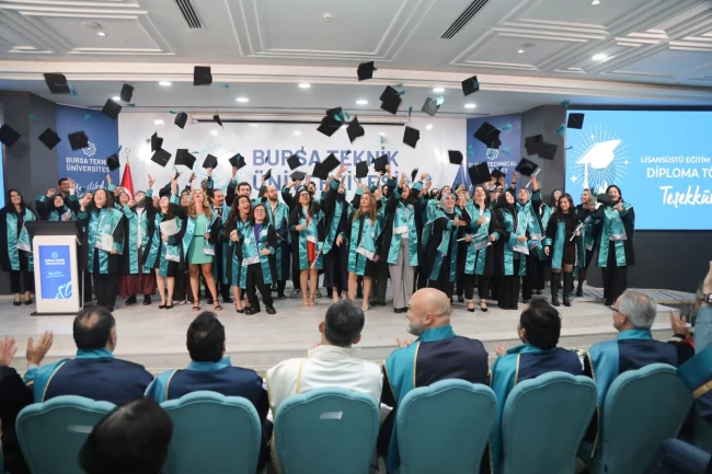 BTÜ'de lisansüstü mezuniyet coşkusu...449 öğrenci kep attı