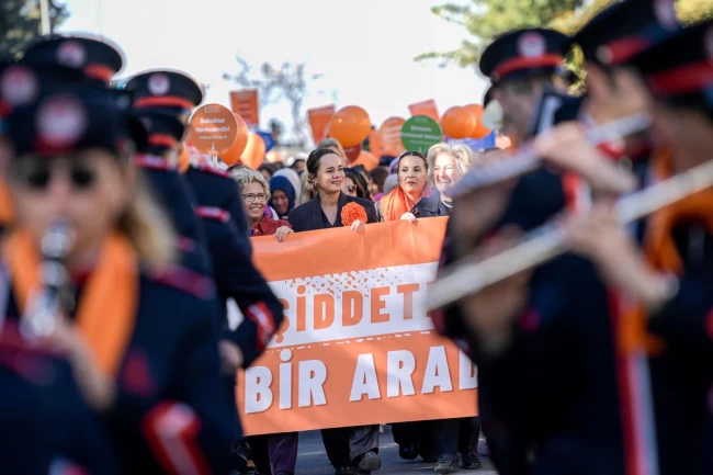 İzmir'de şiddete karşı 'turuncu' yürüyüş