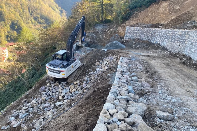 Trabzon'da taş duvar çalışmaları sürüyor