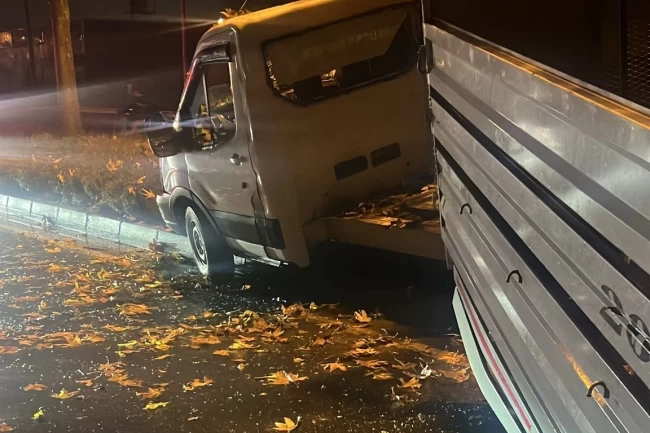 Düzce Konuralp'te lastiği patlayan kamyonet refüje çarptı