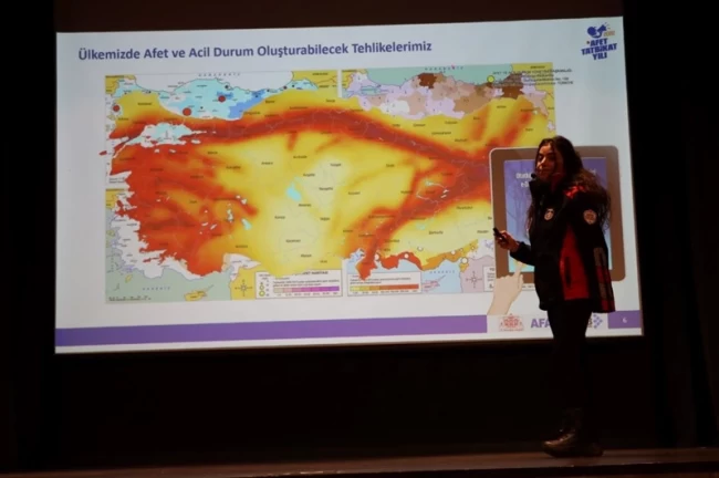 İstanbul Maltepe'de çocuklara uygulamalı afet eğitimi