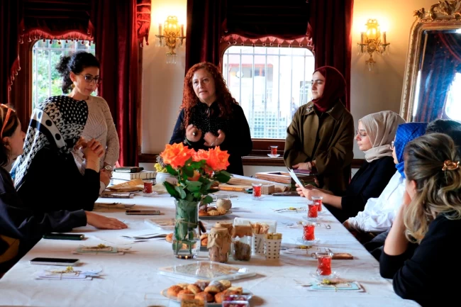 Kağıda taşınan gül figürleri Kocaeli'de sanatseverleri etkiledi