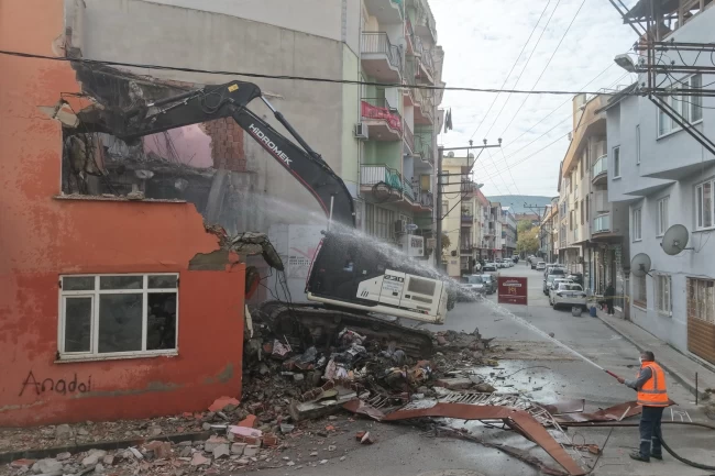 Bursa Gemlik'te güvenli kent için metruk bina yıkımları sürüyor