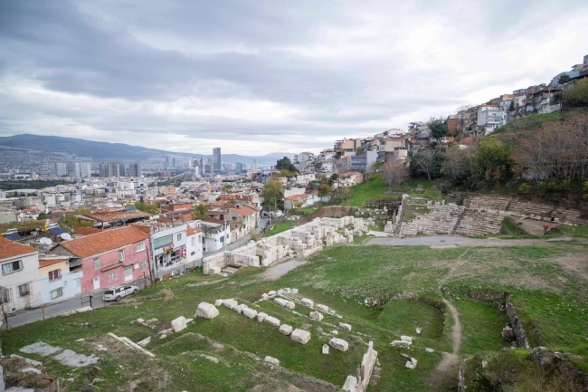 İzmir Smyrna Tiyatrosu gün yüzüne çıkıyor