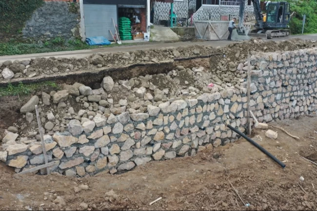 Ordu Büyükşehir'den Yukarıtepe'de taş duvar çalışması