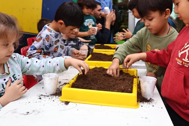 Antalya'da minik eller toprakla buluştu