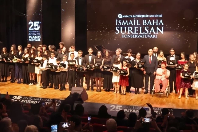 Antalya Piyano Festivali'nde gençler sahne aldı