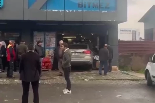 Düzce'de otomobil marketin içine girdi!
