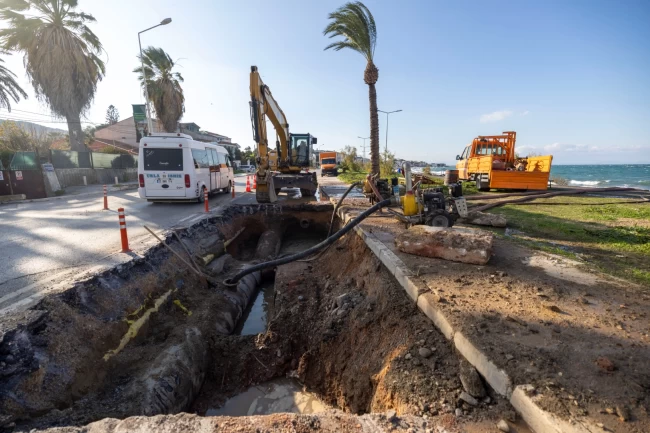 İzmir Mithatpaşa'da ana boru arızası için İZSU seferber oldu