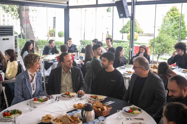 İzmir Bornova'da Gençlik ve Cumhuriyet vurgusu