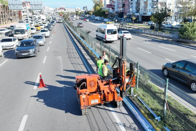 Antalya Gazi Bulvarı'nda otokorkuluk çalışması