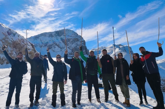 Batman'da Harrut Yaylası'na karlı yolda 4 saatlik tırmanış