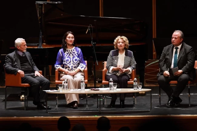 Dünya Türk Dili Ailesi Günü İzmir'de ilk kez düzenlendi