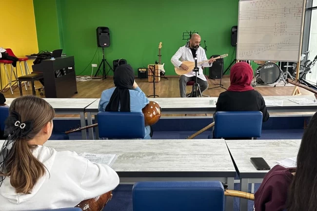 Çayırova'da bağlama kurslarına yoğun ilgi