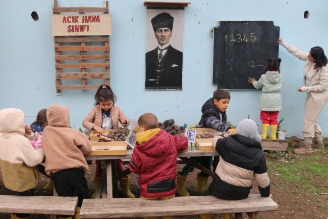 Adana'da okulun atıl bahçesinde 'açık hava' ders