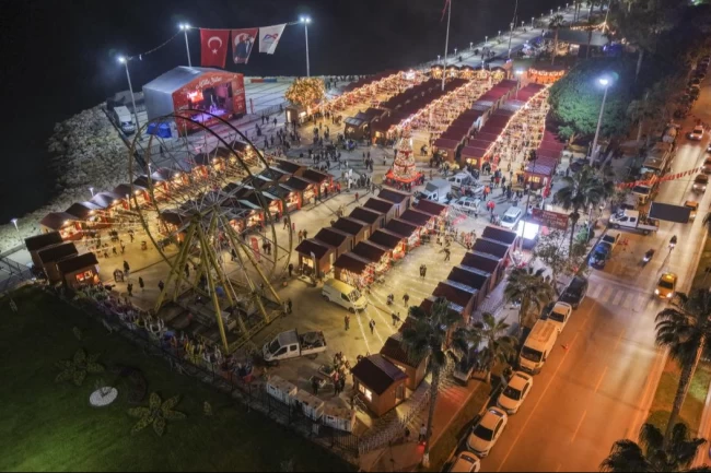 Mersin'de yılbaşı pazarı coşkusu