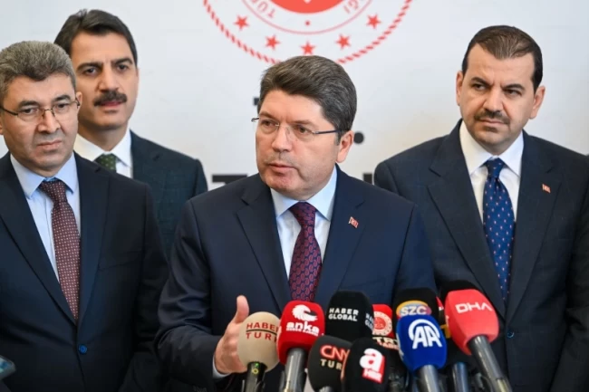 'İmralı'ya villa yapılıyor' iddiasına Bakan Tunç'tan net yalanlama