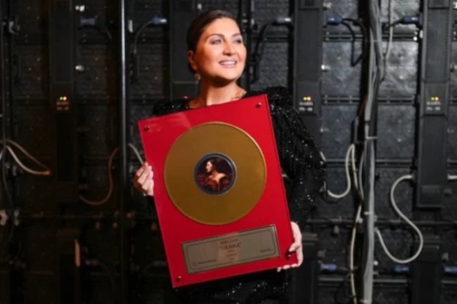 Sibel Can'a 'altın plak' ödülü
