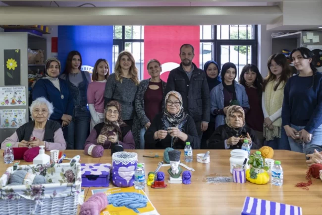 Mersin'de alzheimer hastaları sanatla hayata dokunuyor