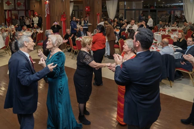 İzmir'de huzurevinde yeni yıl coşkusu