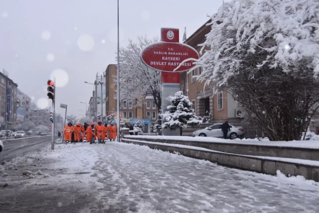 Kayseri Kocasinan'dan karlı yollara anında müdahale