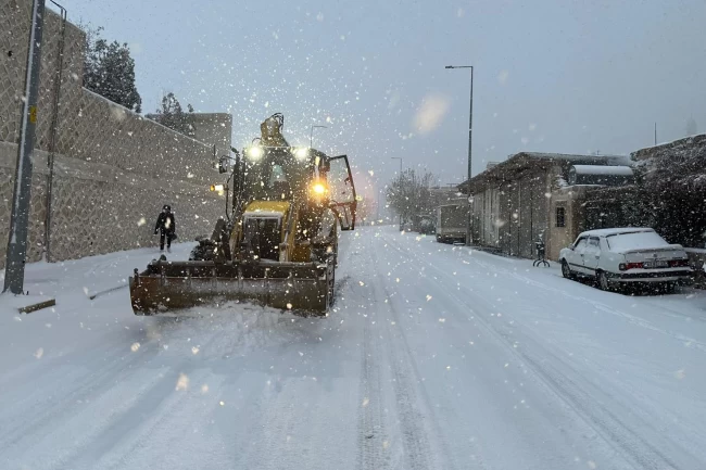 Mardin Artuklu karla mücadele için sahada