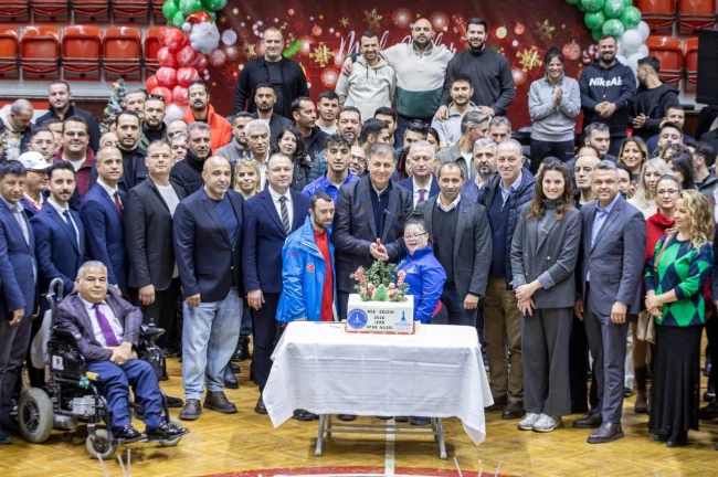 İzmir'de Başkan Tugay, yeni yıl öncesi sporcularla bir araya geldi
