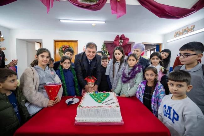 İzmir Basmane'de çocuklara yeni yıl coşkusu