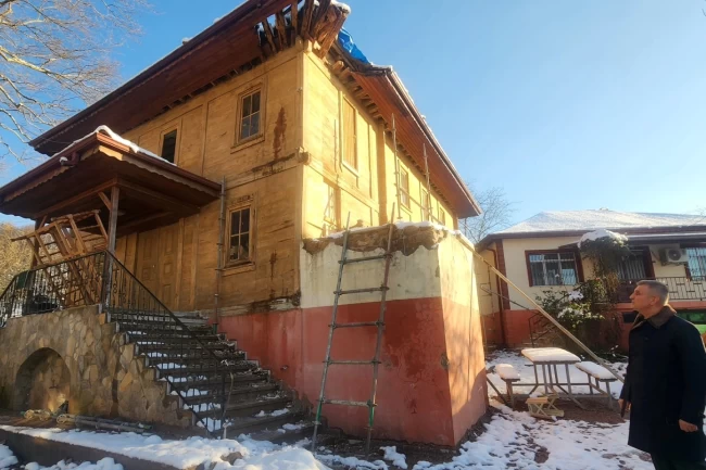 Tarihî Nüzhetiye Camii'nde restorasyon sürüyor