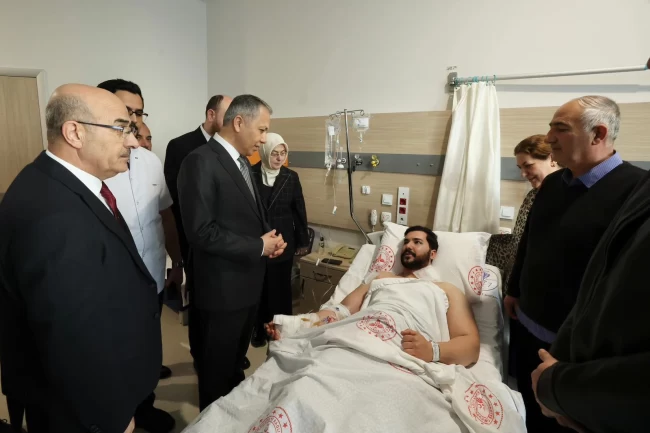 Bakan Yerlikaya'dan Yalova'daki yaralı polislere ziyaret