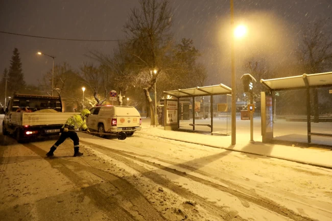 Gaziantep'te ulaşım için karla mücadele çalışmaları aralıksız sürüyor
